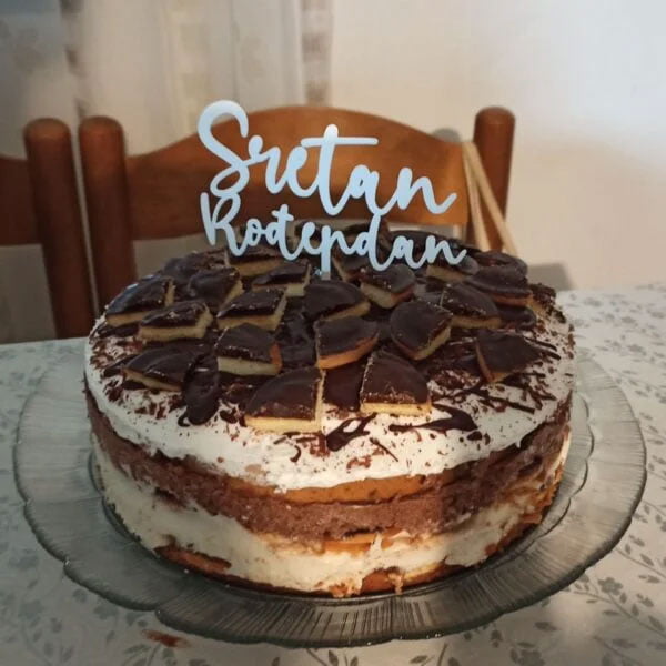 Slika torte sa bijelim toperom Sretan rođendan.